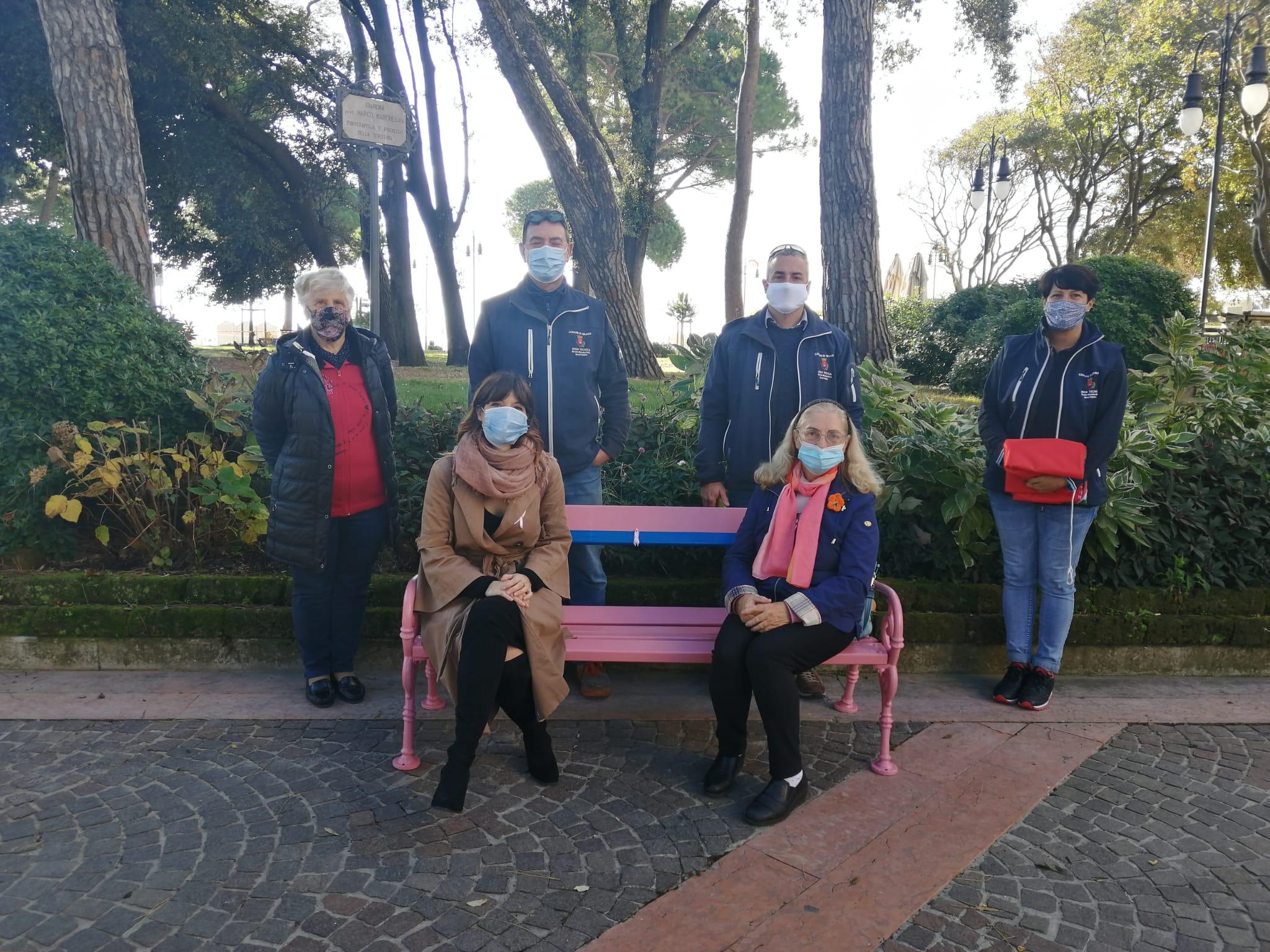 Copertina per Prevenzione del tumore al seno, Grado inaugura la panchina rosa con doga blu
